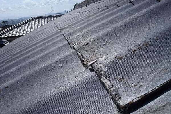 屋根葺き替えサイン：15年以上経過した屋根